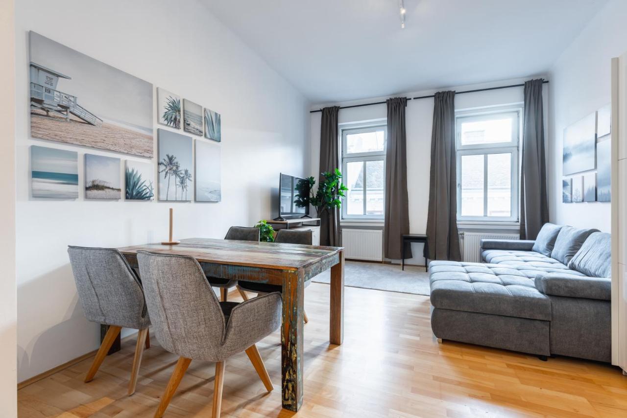 Cozy Apartment Steps Away From Subway Station Bécs Kültér fotó