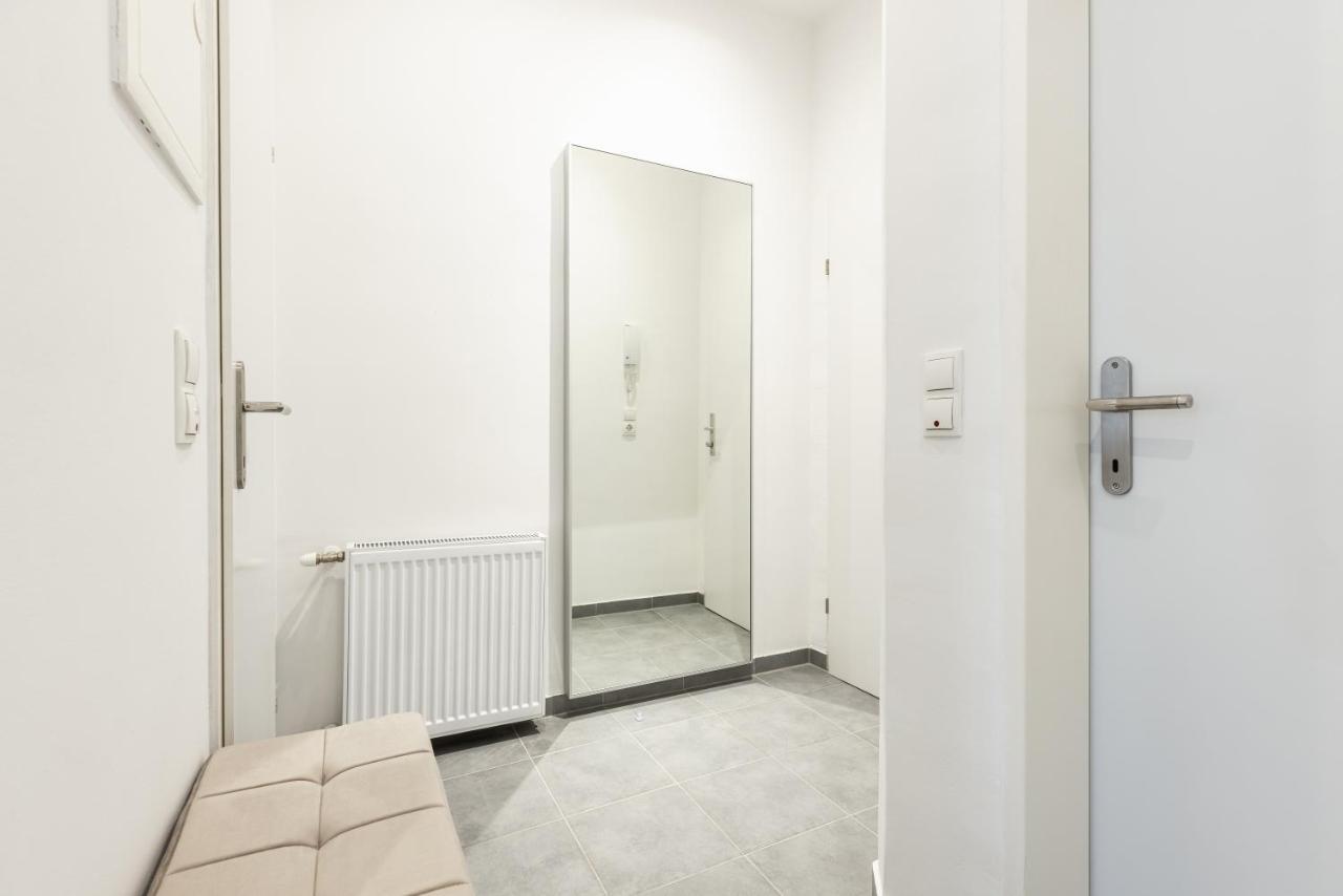 Cozy Apartment Steps Away From Subway Station Bécs Kültér fotó